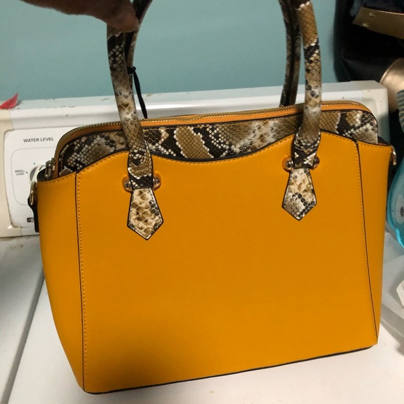 Handbags - Picture 6 of 9